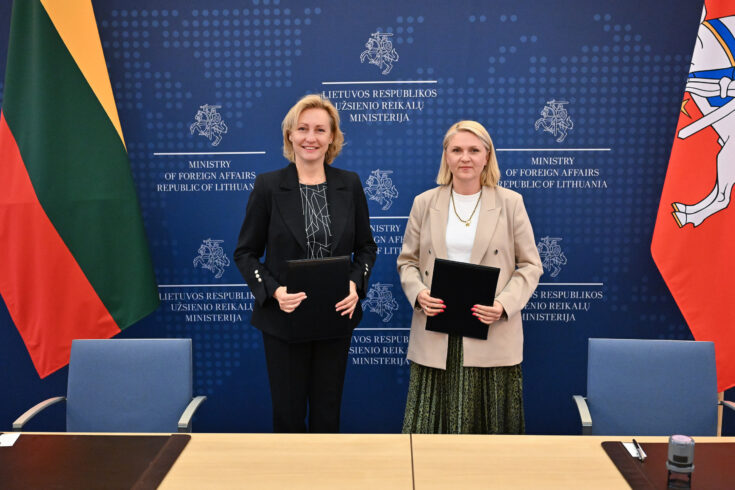 017 kanclere aiste stakeniene pasirase sutarti su ksu 735x490